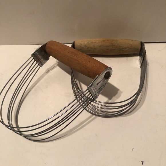 Vintage pastry dough cutters to cut lard into flour for that perfect pie. - Picture 9 of 9